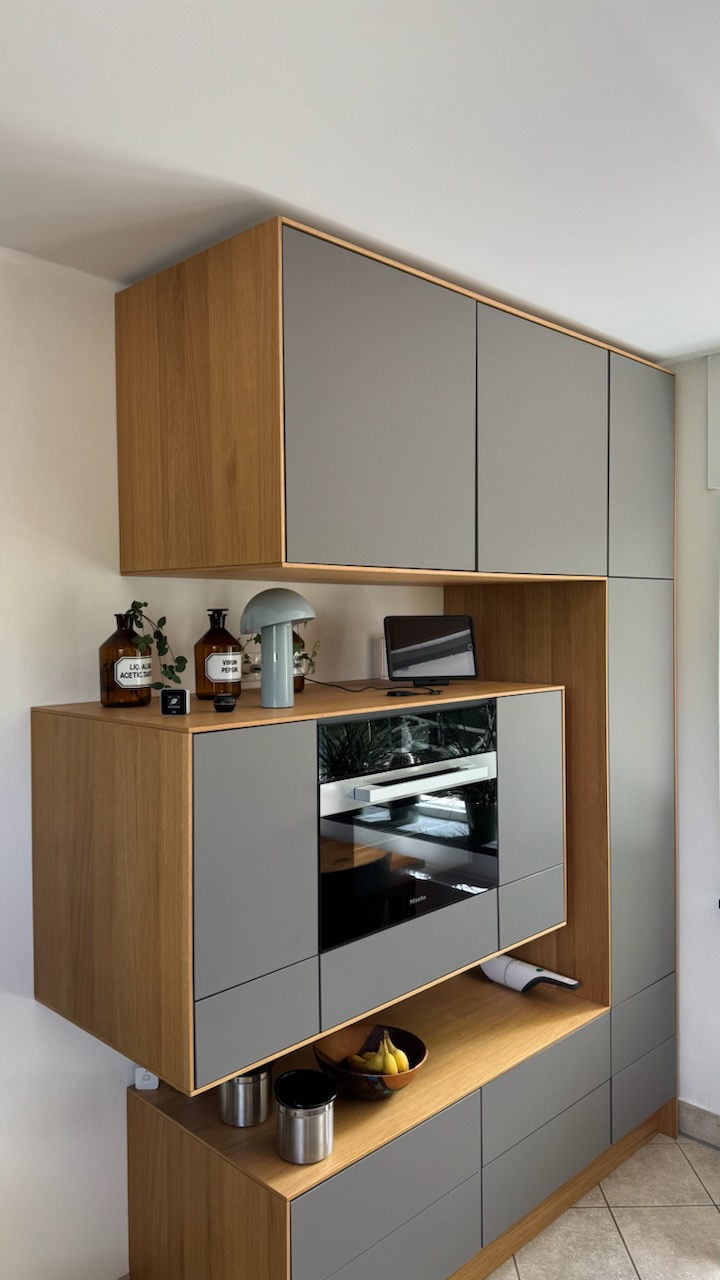 einer Küchenwand mit Holzschränken aus Holz und grau