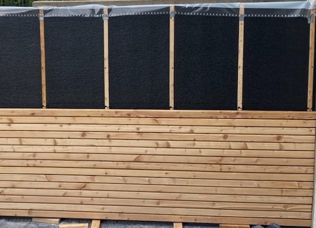 Holzleisten 1 Abbildung des Baufortschrittes einer Lattenwand/Schutzwand aus Holzleisten gebaut