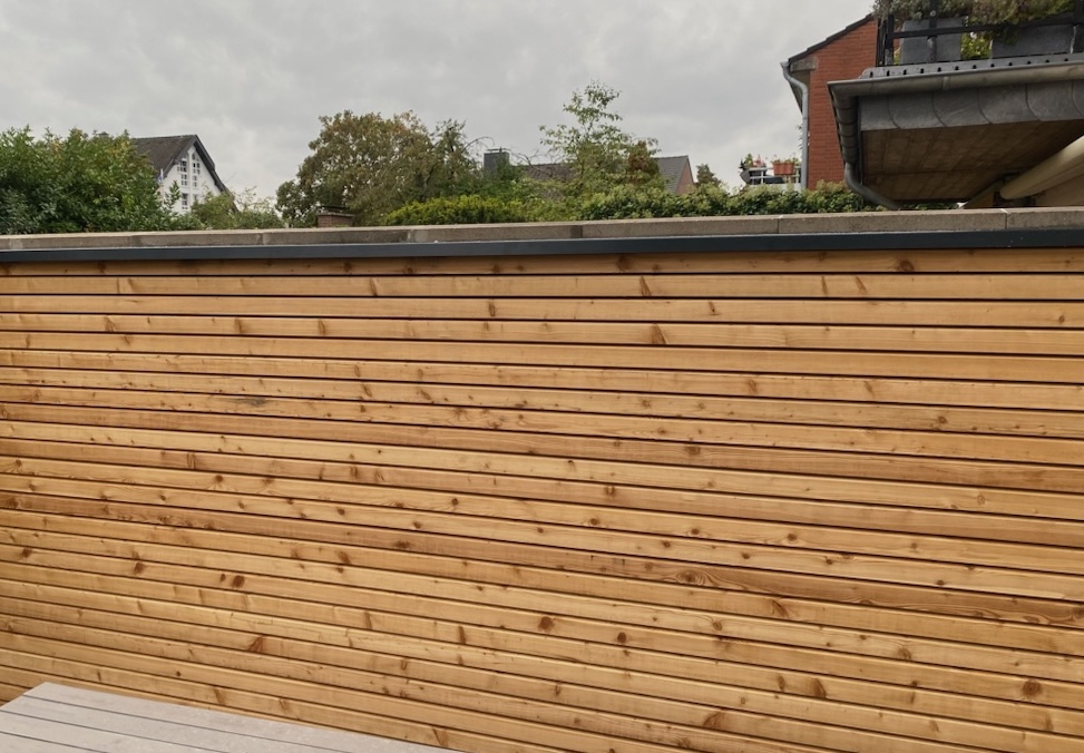 IMG_2349.2 Foto einer mit Holzleisten gebauten Wand